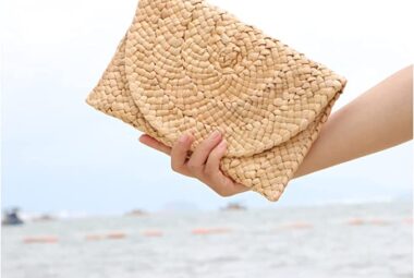 nude-clutch-bag-woman