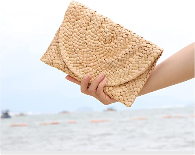 nude-clutch-bag-woman